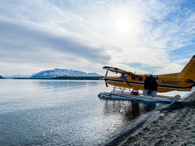 Un hydravion prêt au départ en Alaska. Photo de Brandy Willetts / Unsplash