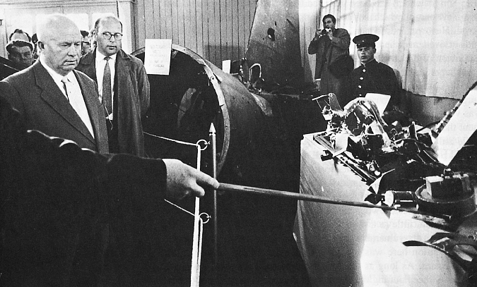 Présentation à Nikita Khrouchtchev des débris de l'U-2 de Gary Powers, 1960
