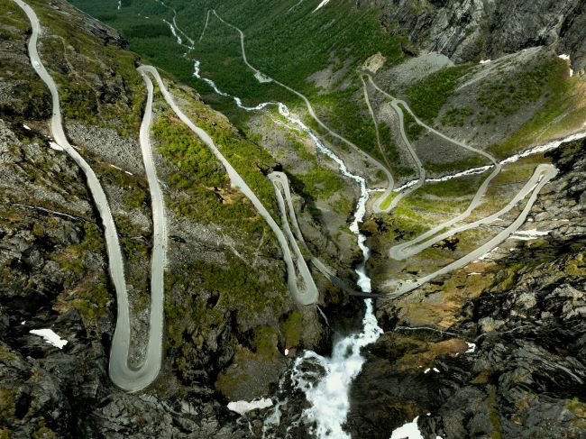 La route des Trolls en Norvège par Freysteinn G Jonsson / Unsplash