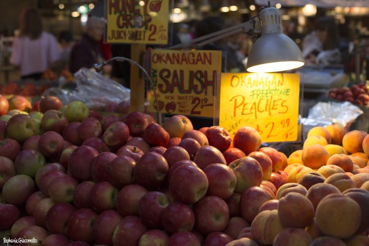 Pommes et pêches de la vallée de l'Okanagan, marché de Granville Island, Vancouver, Colombie-Britannique, Canada - Nord Espaces