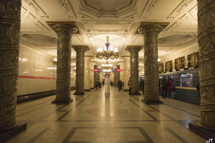 Station métro à Saint-Pétersbourg