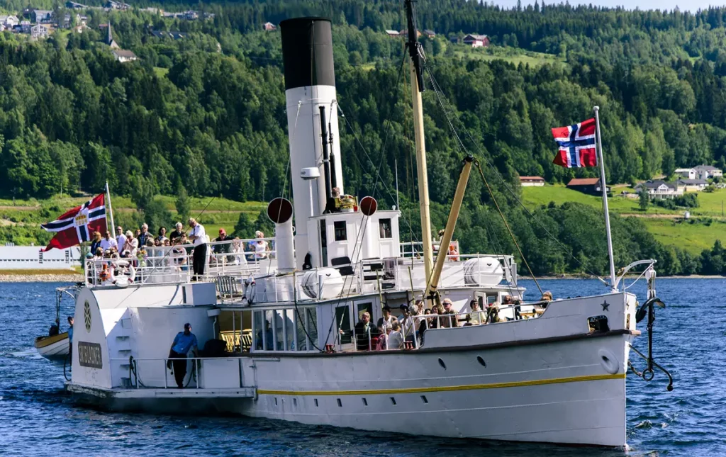 Le D/S Skibladner sur le lac Mjøsa. Skibladnir est le nom d'un navire de la mythologie nordique. Foto: © AS Oplandske Dampskibsselskap