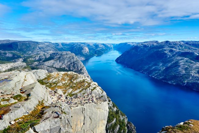 Près de Stavanger, le Preikestolen (rocher de la Chaire) culmine à 604 mètres au-dessus du Lysefjord. Photo d'Oleksii Topolianskyi / Unsplash