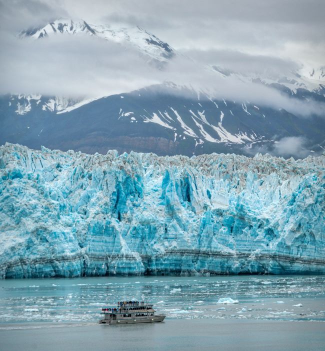 En bateau près du front d'un glacier en Alaska. Photo de Peter Hansen / Unsplash