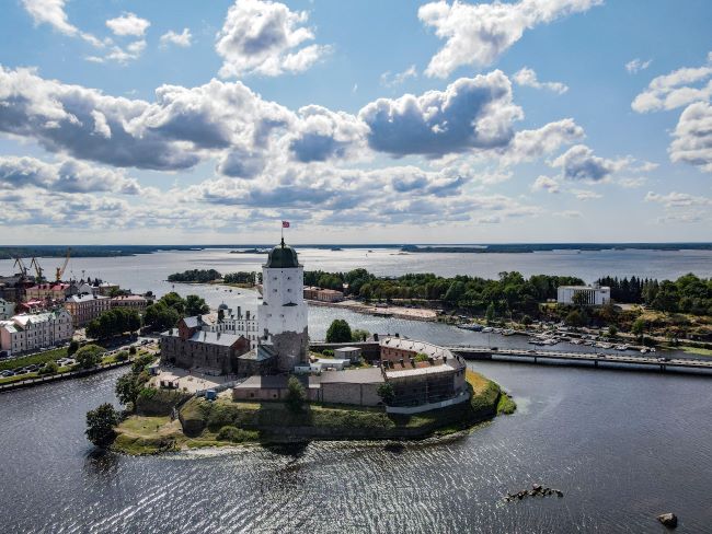 Le château de Vyborg fut bâtit par les Suédois vers 1290. Oblast de Leningrad, Russie. Photo de Shahabudin / Unsplash