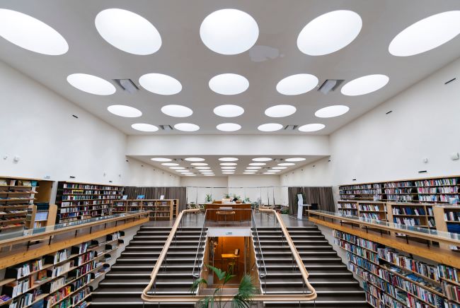 Salle principale de la bibliothèque d'Alvar Aalto à Vyborg, oblast de Leningrad, Russie. Photo de Shahabudin / Unsplash