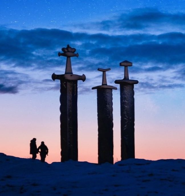 Près de Stavanger, le monument Les Épées sur les rochers commémore la bataille navale de Hafrsfjord (872) au cours de laquelle trois rois s'affontèrent. Photo de Konstantins Jaunzems / Pixabay