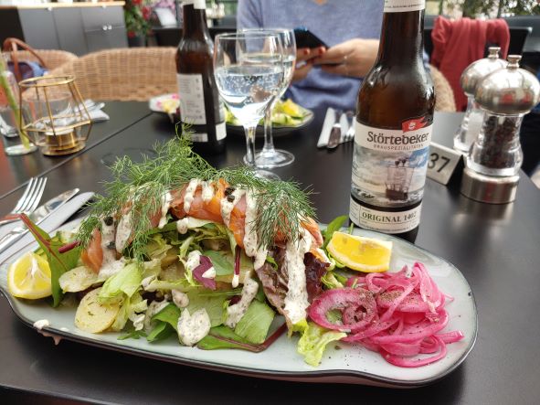 Plantureuse salade au café de Ransvik. Photo Julia de Nord Espaces, octobre 2022