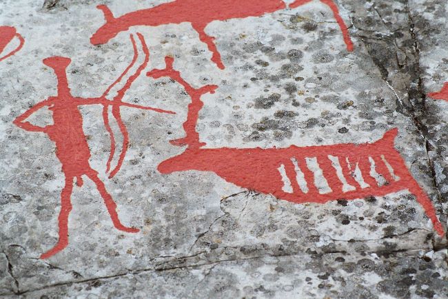 Gravure rupestre à Alta, en Norvège, représentant une chasse au cerf © UNESCO - Vesna Vujicic-Lugassy